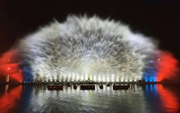 Kỹ thuật neo định vị đa điểm: Chế ngự bão gió cho công trình nhạc nước giữa hồ