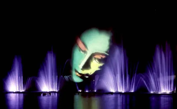 Công nghệ màn nước vô hình: Cách biến bụi nước thành rạp chiếu phim 3D lơ lửng giữa hồ