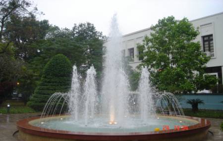 Đài phun nước tại hội trường Ba Đình Hà Nội