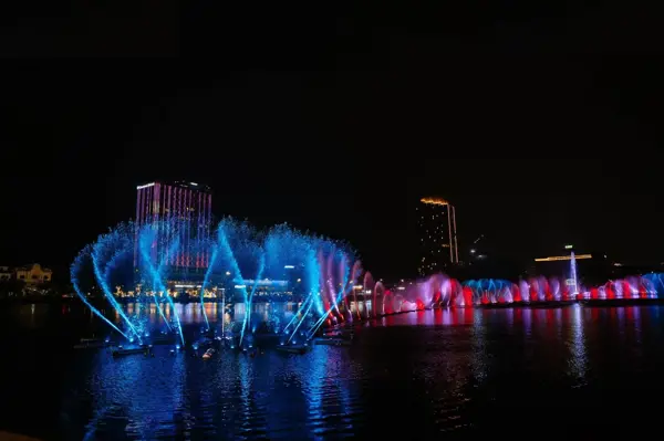 Halo Bay Show: Khi công trình nhạc nước của NPT trở thành sân khấu của các ca sĩ nổi tiếng