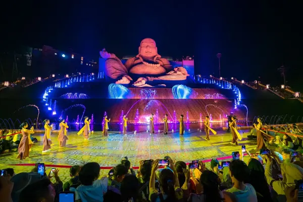 Nhạc nước đa phương tiện không chỉ để ngắm: Cách mặt hồ 