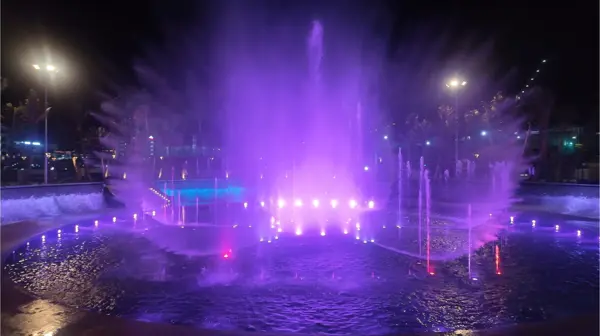 Vị trí người xem và vùng bắn nước trong show nhạc nước trên hồ