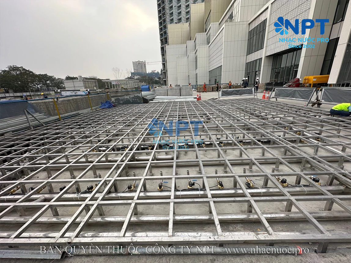 Hệ khung kỹ thuật dưới mặt sàn nhạc nước Lotte Mall West Lake