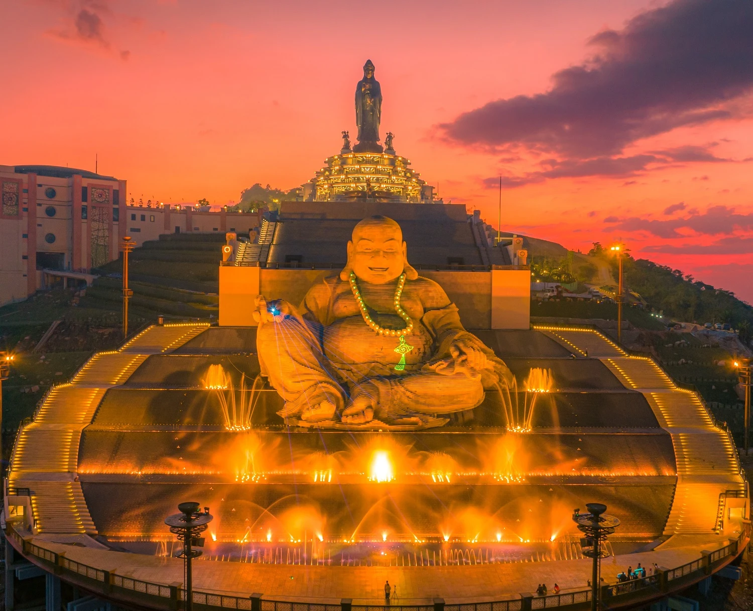 Show nhạc nước Núi Bà Đen bên tôn tượng Di Lặc với hiệu ứng nước và ánh sáng