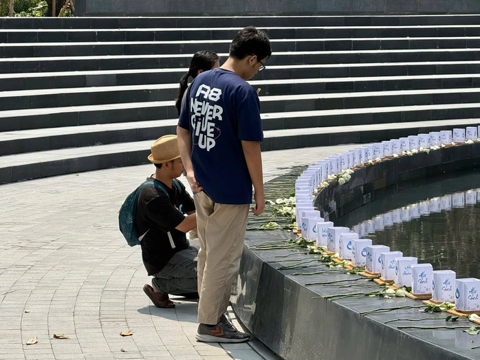 Người dân chiêm ngưỡng tượng đài Giọt nước và hệ thống nhạc nước