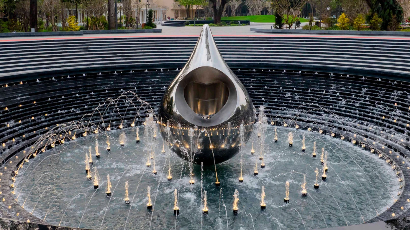 Tượng đài Giọt Nước tại Công viên Đoàn Kết Quận 1