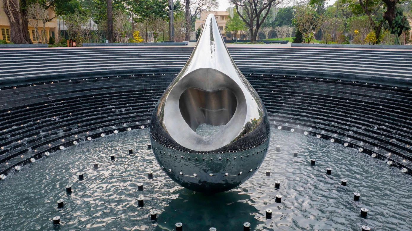 Tượng đài Giọt Nước nguyên khối bằng inox gương