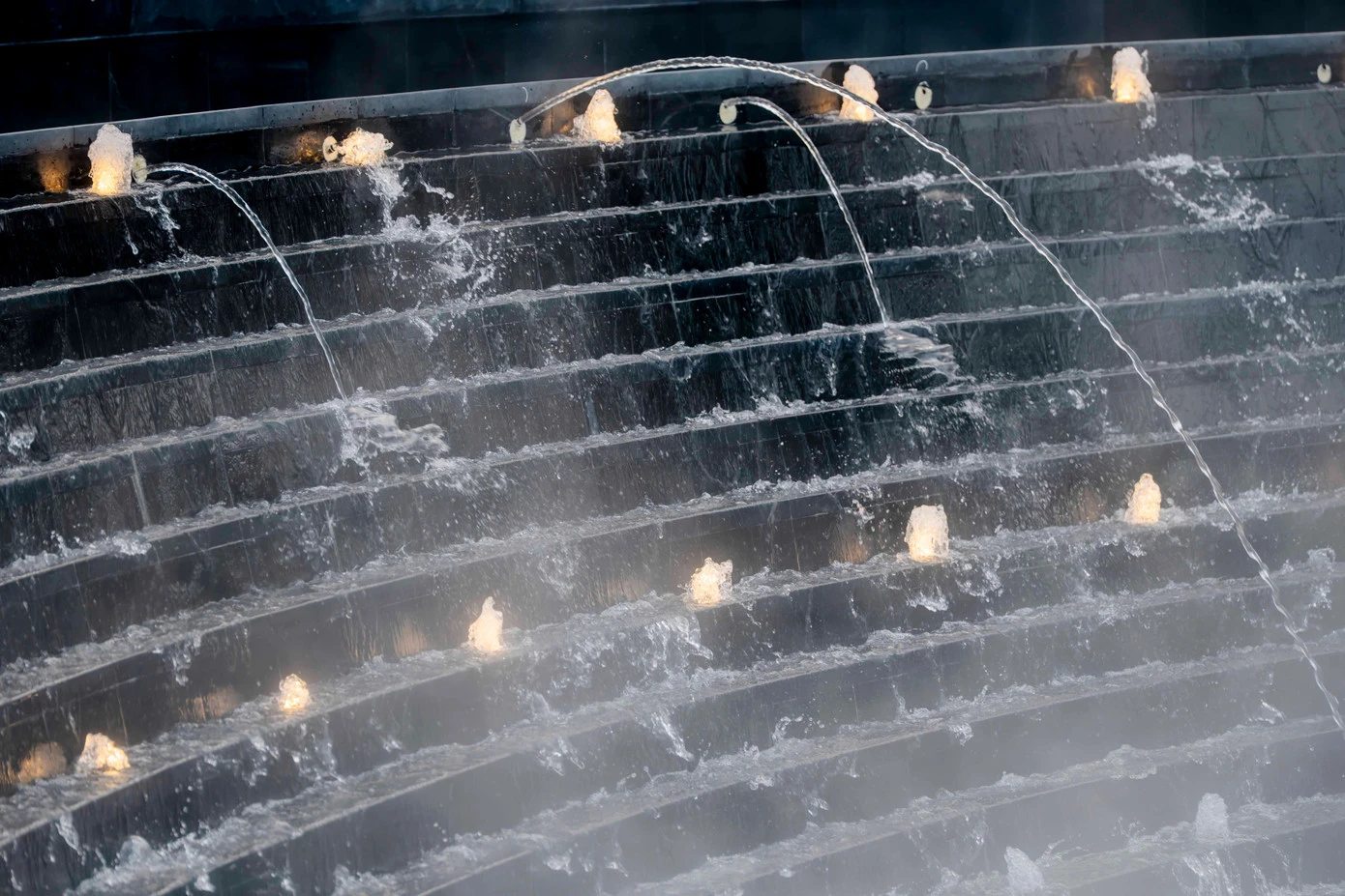 Không gian lung linh tại Đài tưởng niệm COVID-19 về đêm