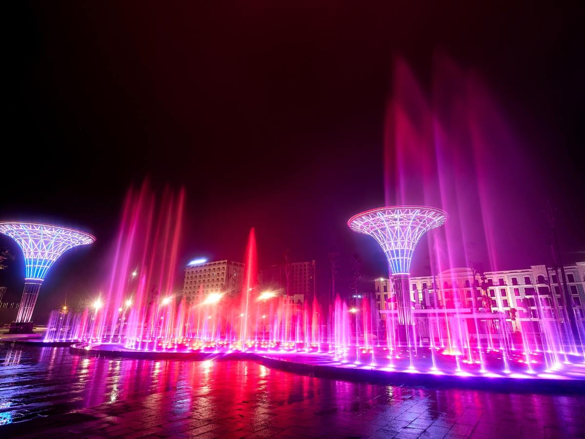 Countdown đón năm mới bằng trình diễn nhạc nước và laser mapping