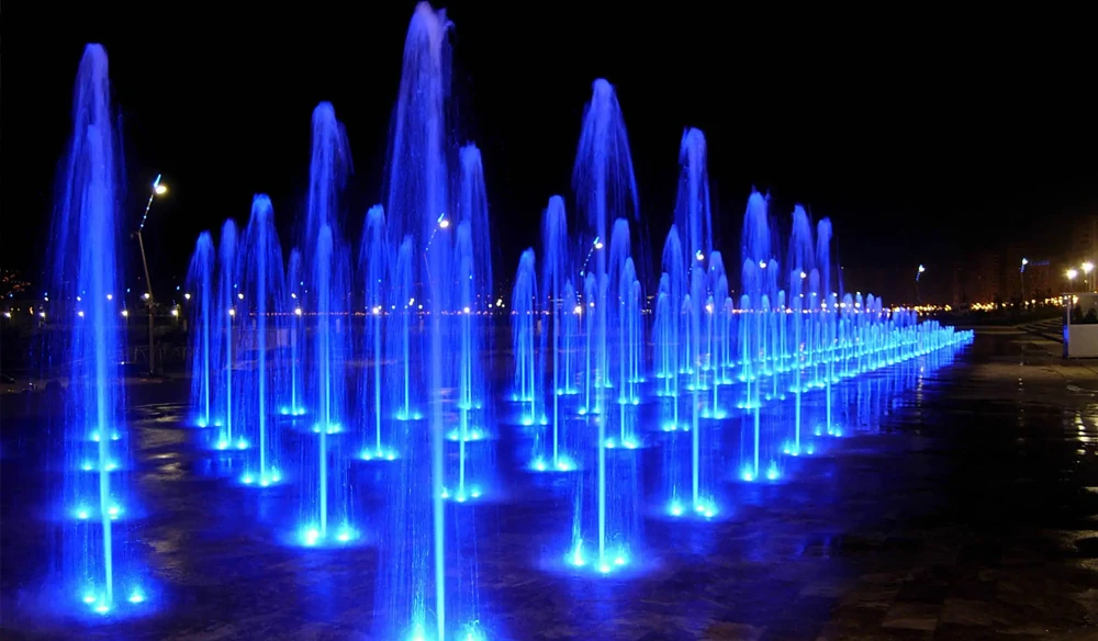 Nhạc nước âm sàn hoạt động tại quảng trường trung tâm giúp giảm nhiệt