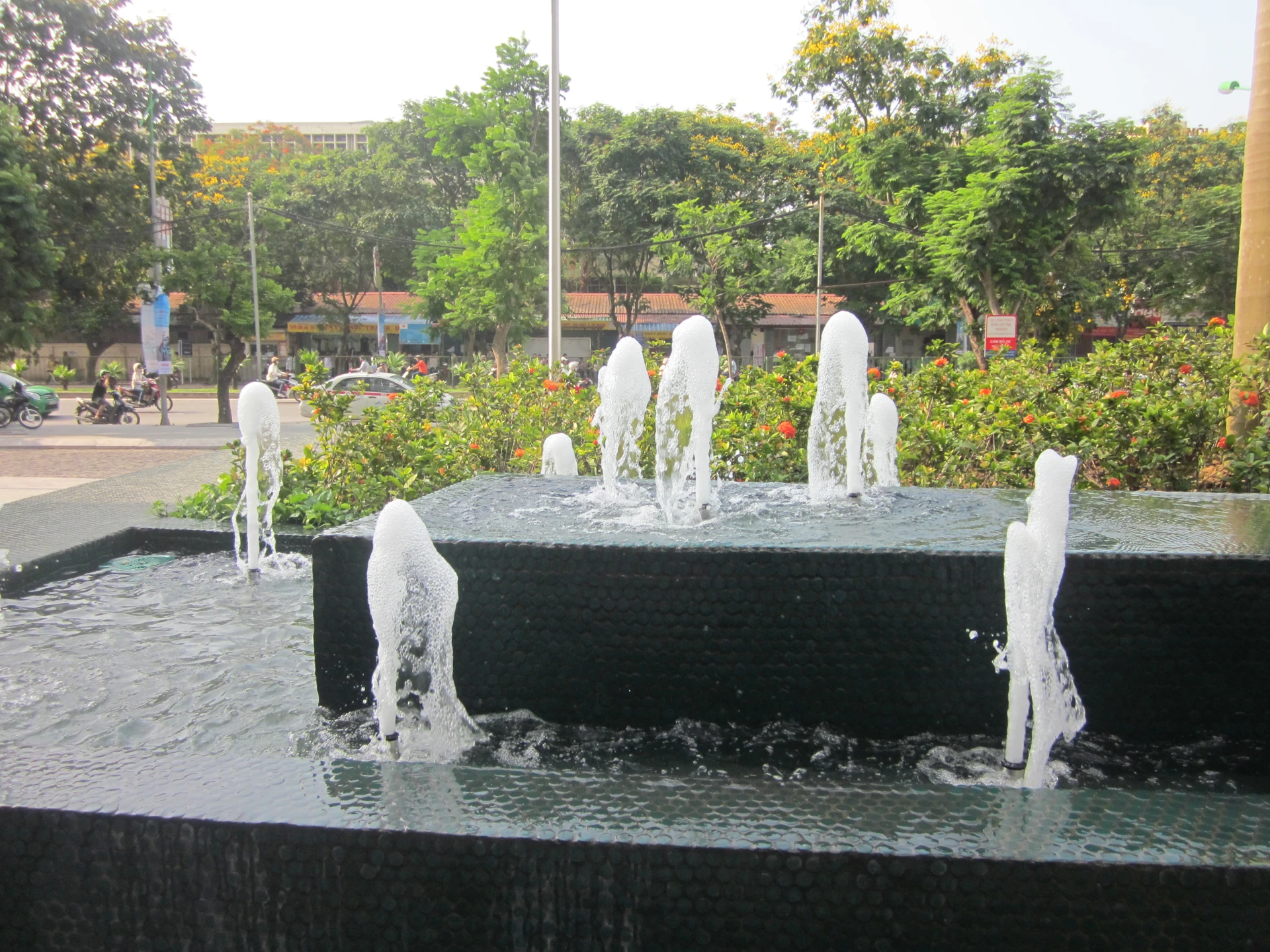 Chi tiết vòi phun sàn và đèn LED âm nước tại Indochine