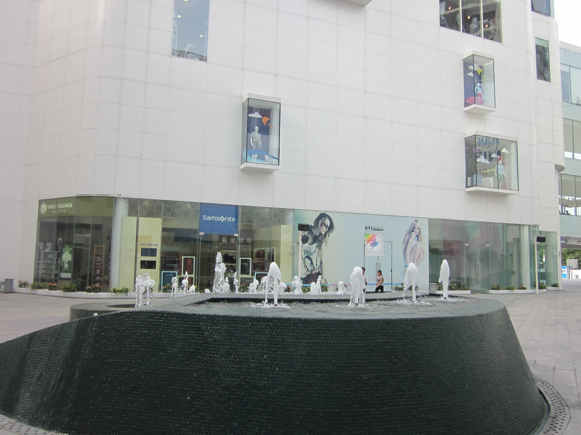 Đài phun nước Indochine Cầu Giấy nhìn toàn cảnh quảng trường