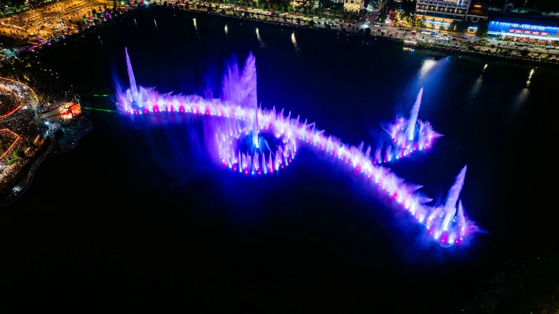 Chủ đề nhạc nước Tình yêu Đất nước rực rỡ sắc đỏ vàng