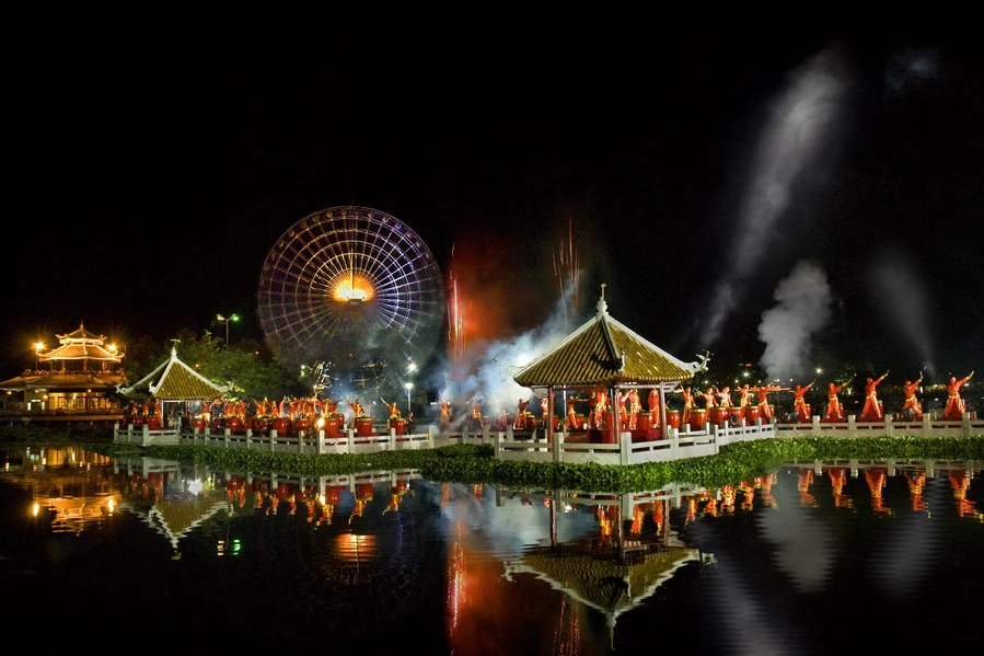 Gen Z hào hứng trải nghiệm nhạc nước tại công viên