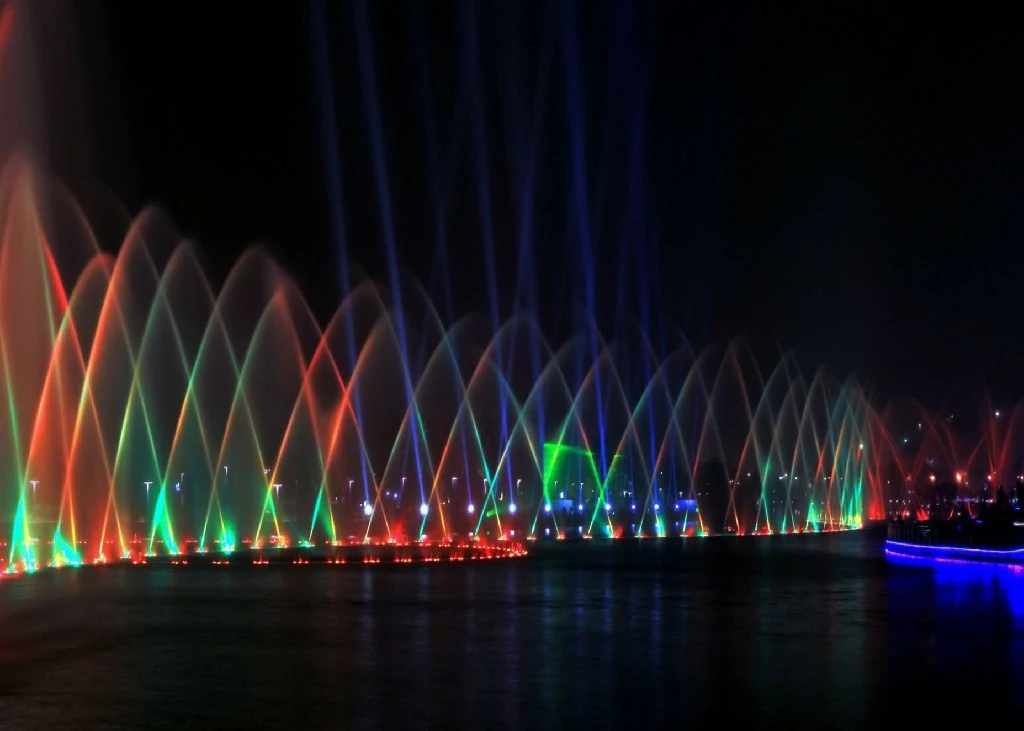 Kỹ thuật Laser 3D vẽ tranh ánh sáng trên mặt nước