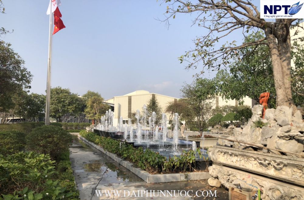 Đài phun nước TTC nhìn từ khuôn viên cây cảnh