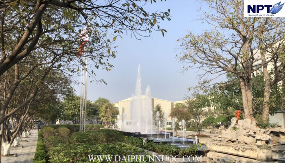 Đài phun TTC hòa cùng mảng xanh cây bóng mát