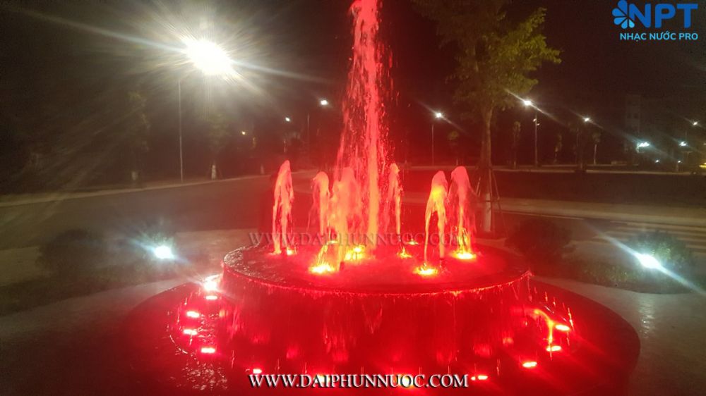 Đài phun nước – hiệu ứng đỏ ban đêm