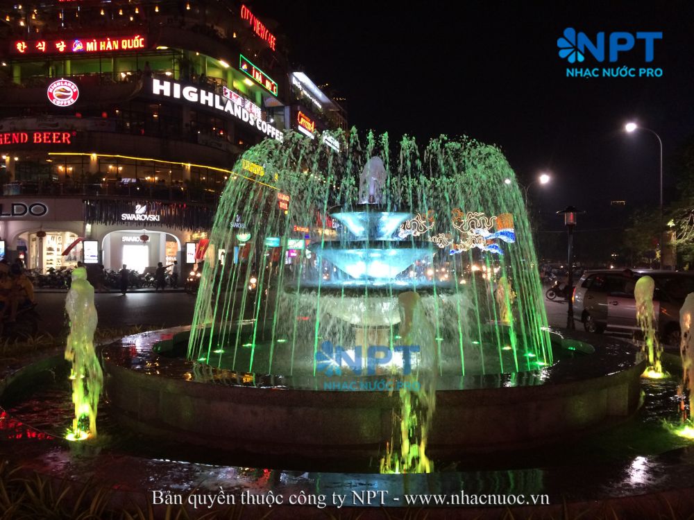 Đài phun nước Đông Kinh Nghĩa Thục ban đêm nhìn từ Đinh Tiên Hoàng