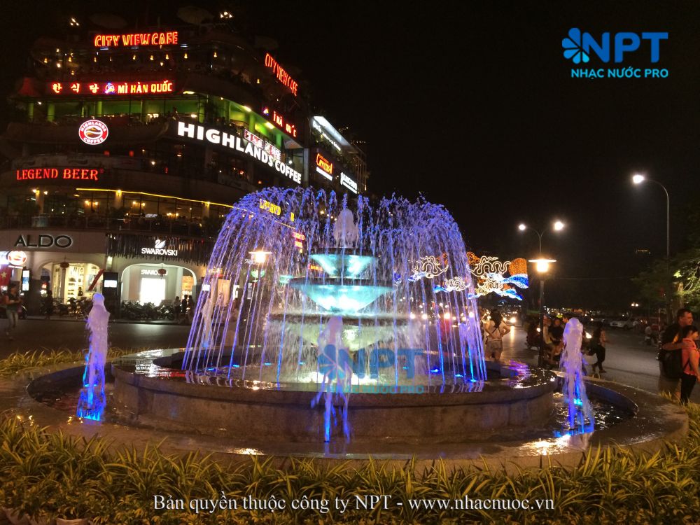 Bát tầng trung tâm và vòng phun cung RGB tại quảng trường Đông Kinh Nghĩa Thục