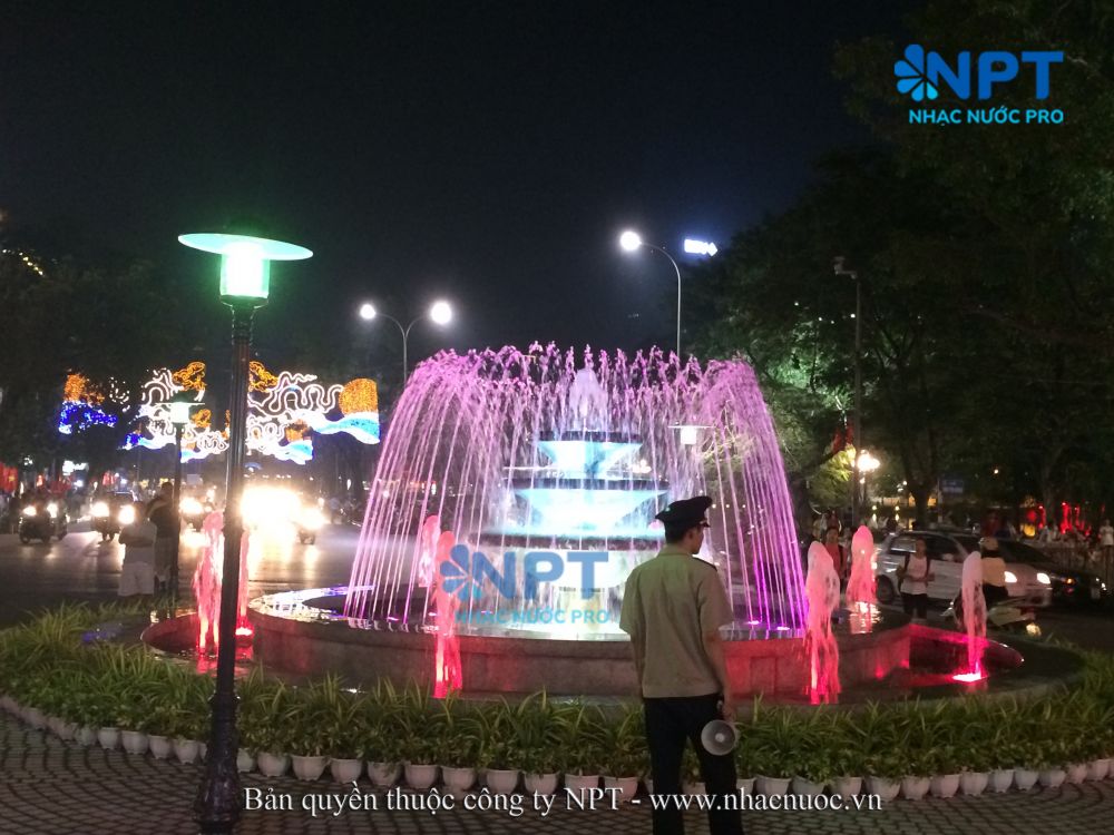 Không gian phố đi bộ Hồ Gươm quanh đài phun nước