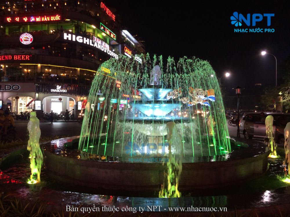 Cận cảnh đèn LED âm nước phản chiếu trên màn nước đài phun