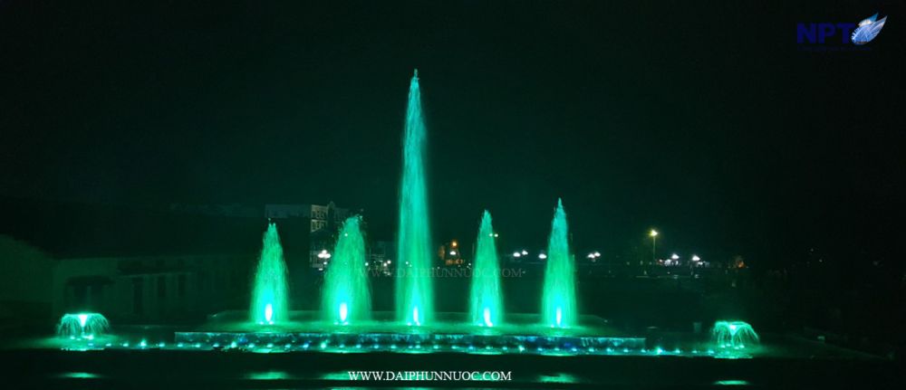 Cụm cột nước lớn ở giữa hồ