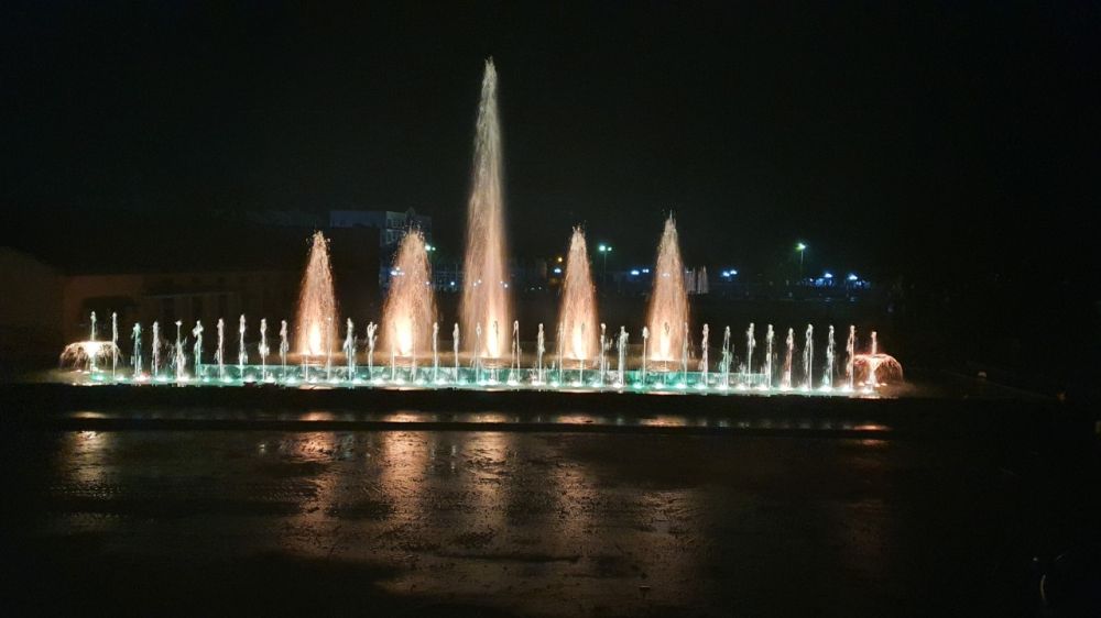 Toàn cảnh đài phun Z113 ban đêm – cột trung tâm và dải tia