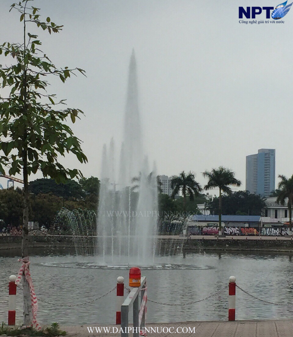 Đài phun nước nhìn từ đường đi bộ Trịnh Công Sơn