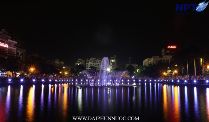 Hiệu ứng ánh sáng đài phun nước ban đêm