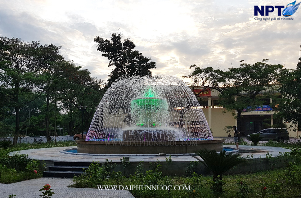 Đài phun nước với ánh sáng màu tím và xanh