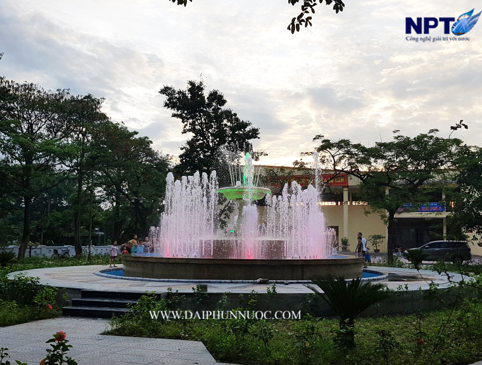 Đài phun nước nhìn gần Nhà Văn hóa