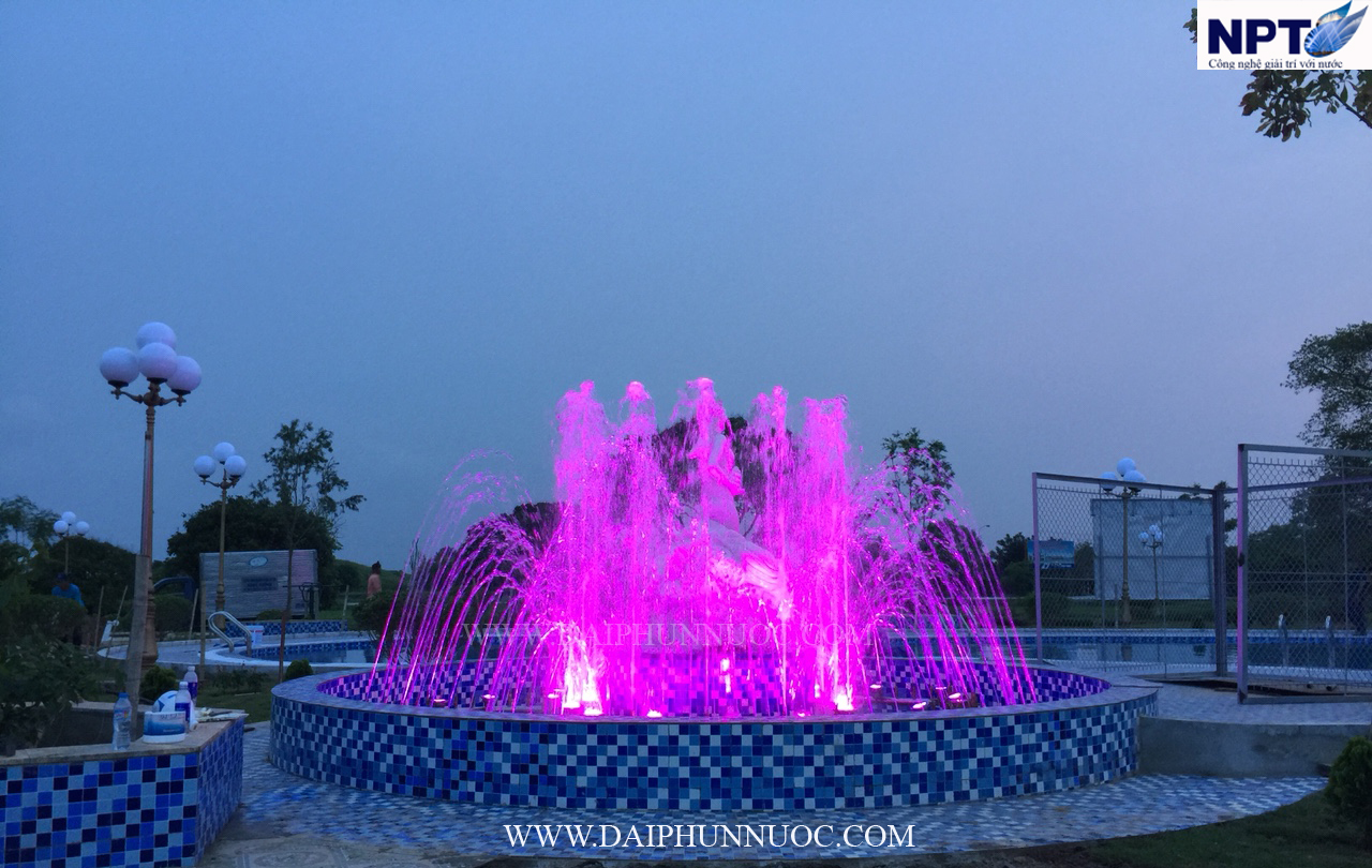 Đài phun nước lung linh ánh sáng vàng