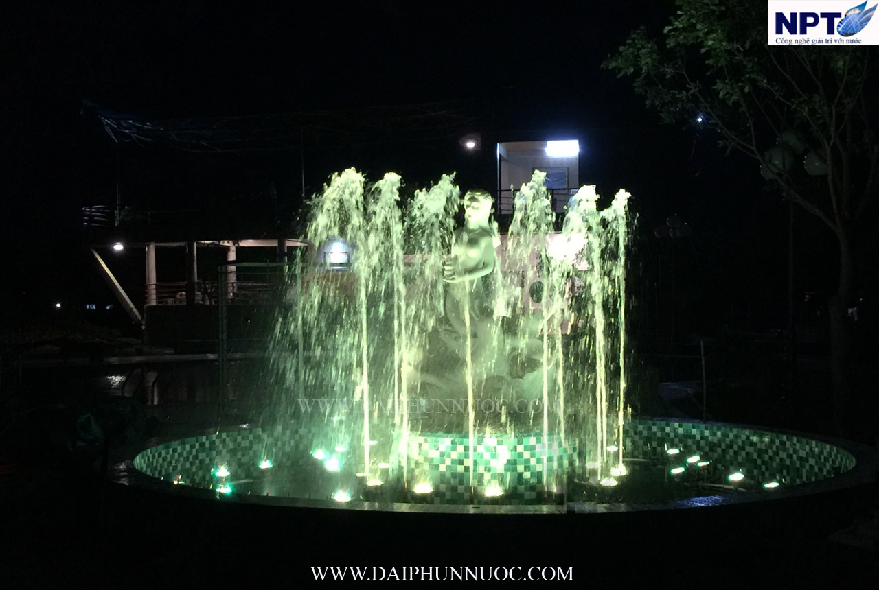 Toàn cảnh đài phun và khuôn viên xung quanh