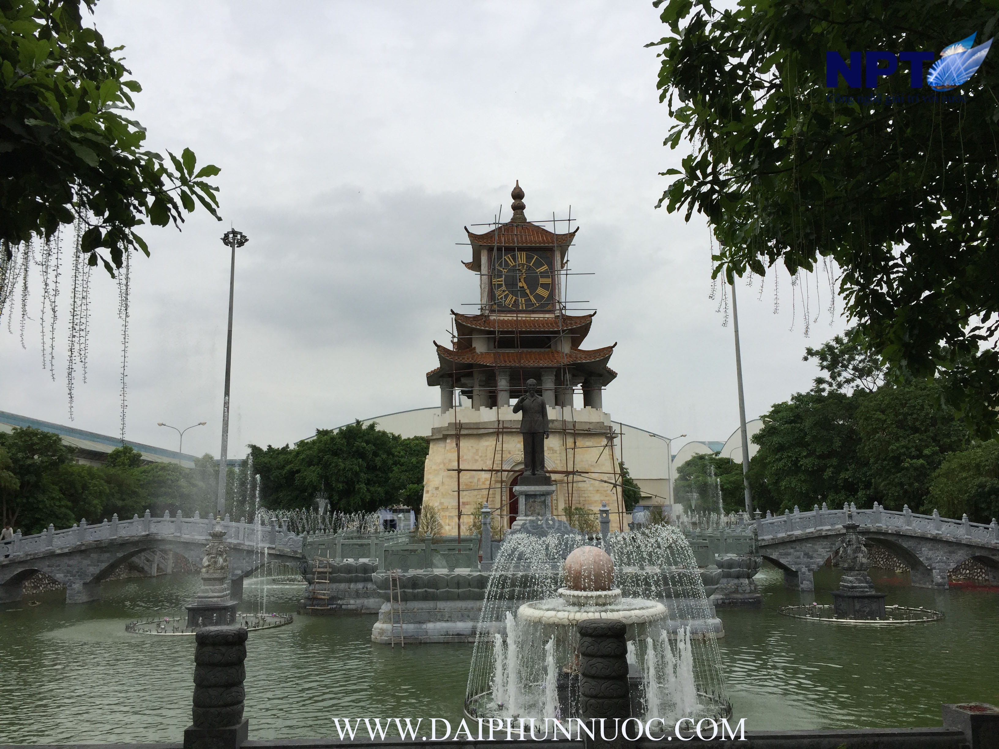 Toàn cảnh đài phun nước trước trụ sở Tập đoàn Hanaka – ban ngày