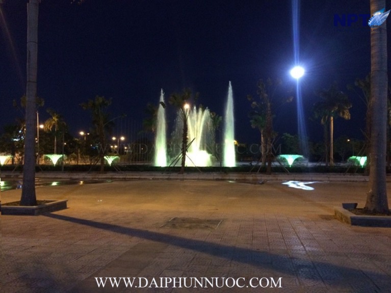 Đài phun nước với hiệu ứng ánh sáng xanh tại APEC 2017