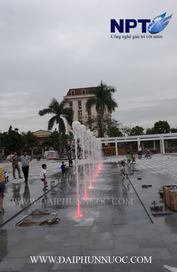 Đài phun nước Kinh Môn – ánh sáng đỏ