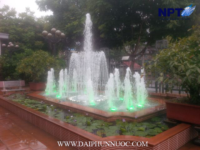Đài phun nước tại Agribank Bát Xát - Lào Cai, góc nghiêng, bể cảnh quan và hệ đèn LED âm nước