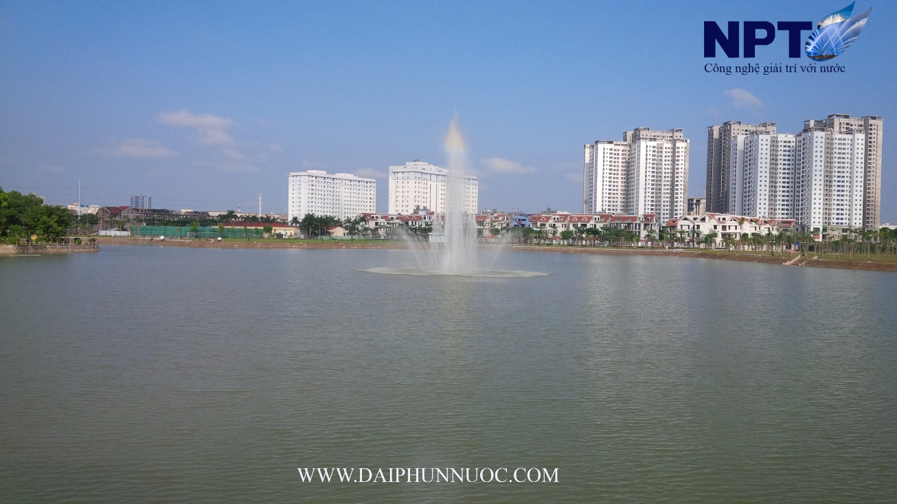 Khối tia phun cao 25m giữa lòng hồ - nhìn từ xa cho thấy tỉ lệ công trình với đô thị xung quanh