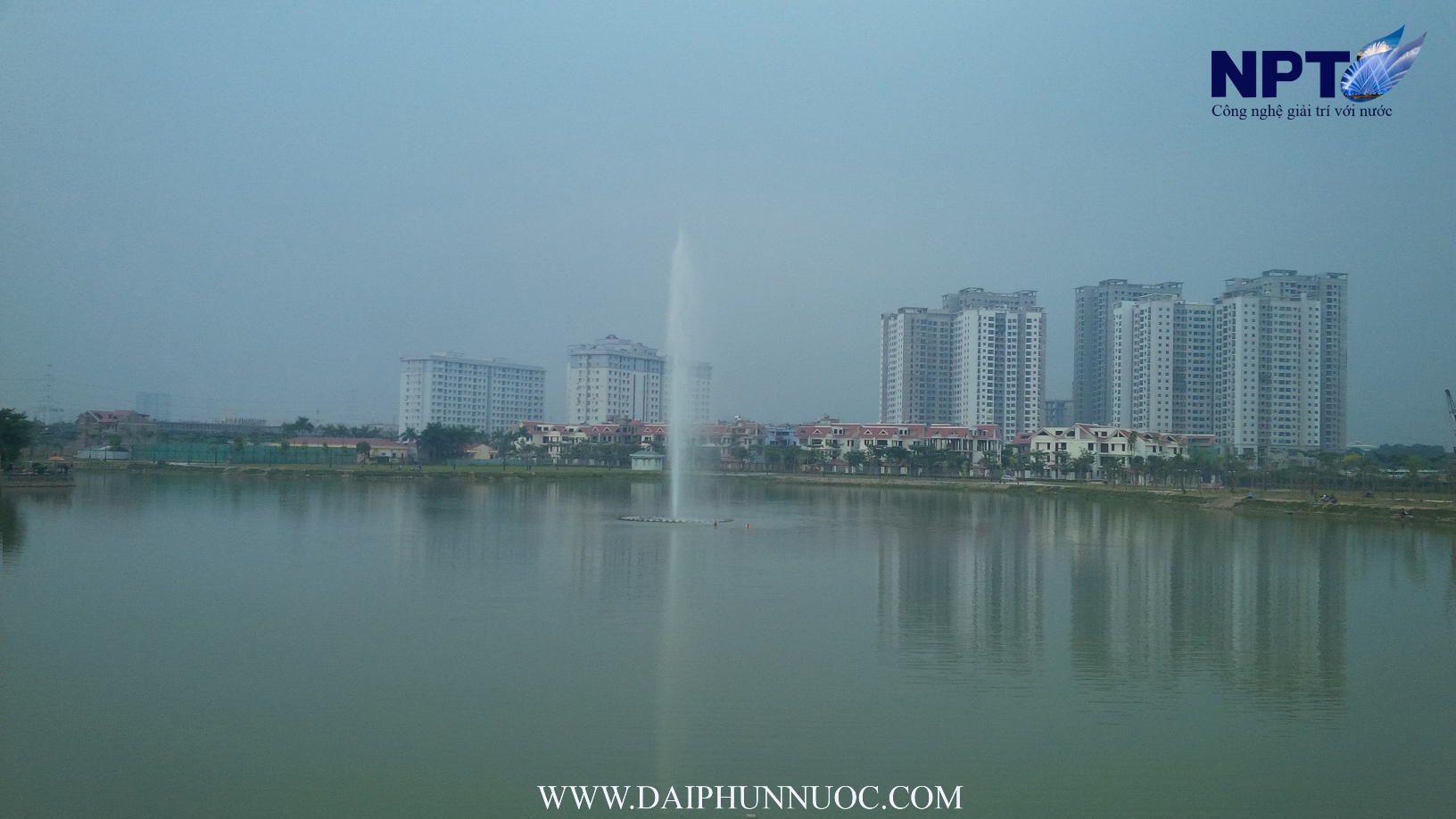 Cận cảnh cụm phao nổi với nhiều vòi phun sắp xếp thành hình quạt đồng tâm