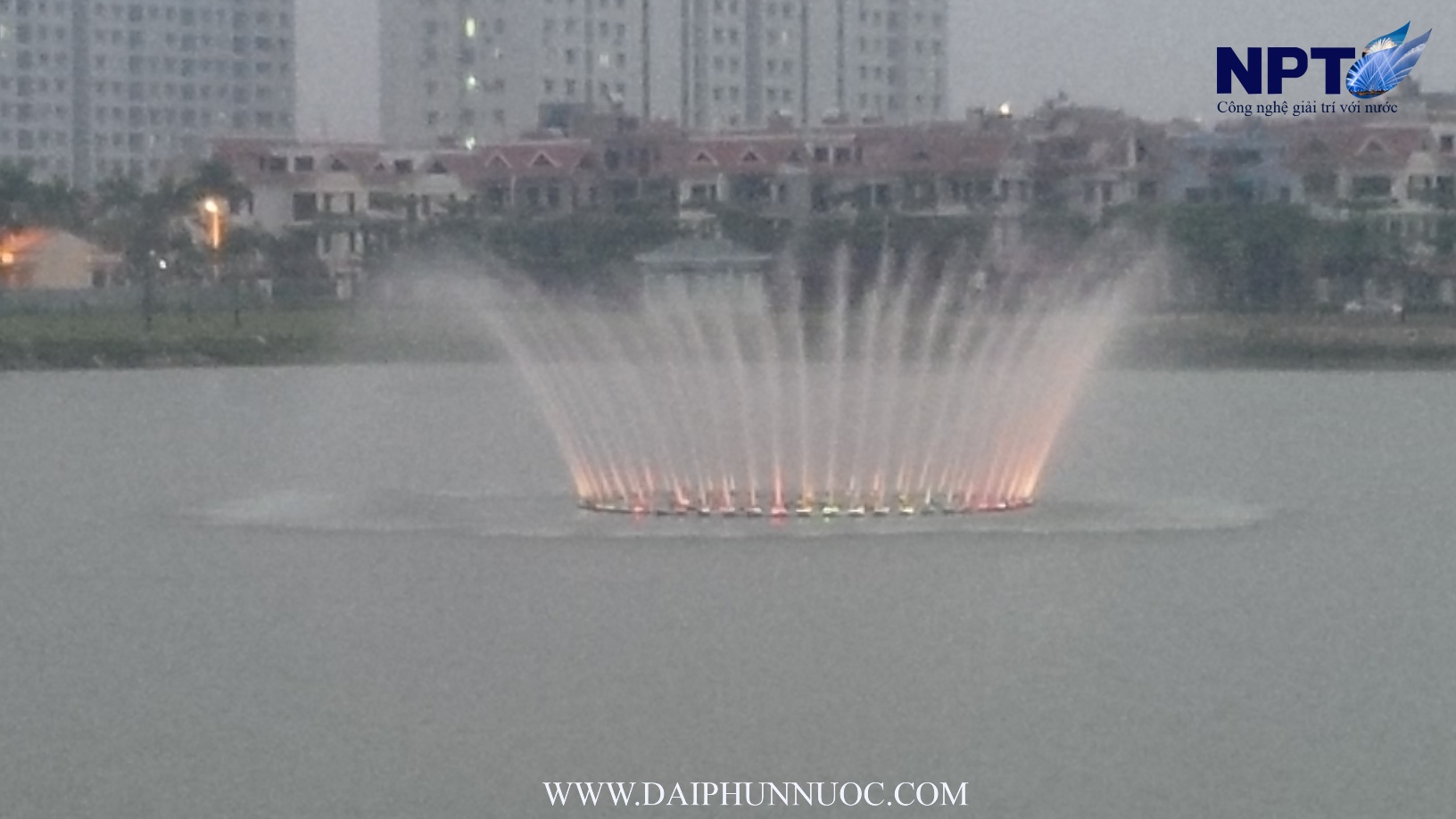 Đài phun nước phao nổi với đèn LED đổi màu tạo hiệu ứng quạt nước nhiều lớp vào chiều tối