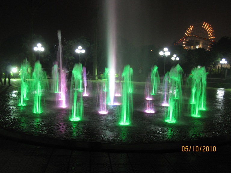 Đài phun nước hồ sen – Hồ Tây, cột nước trung tâm và các vành tia LED xanh tím (05/10/2010)