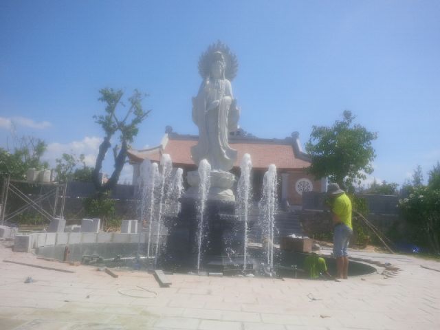 Tổng thể hồ phun nước Quan Âm tại FLC Quy Nhơn trong giai đoạn chạy thử