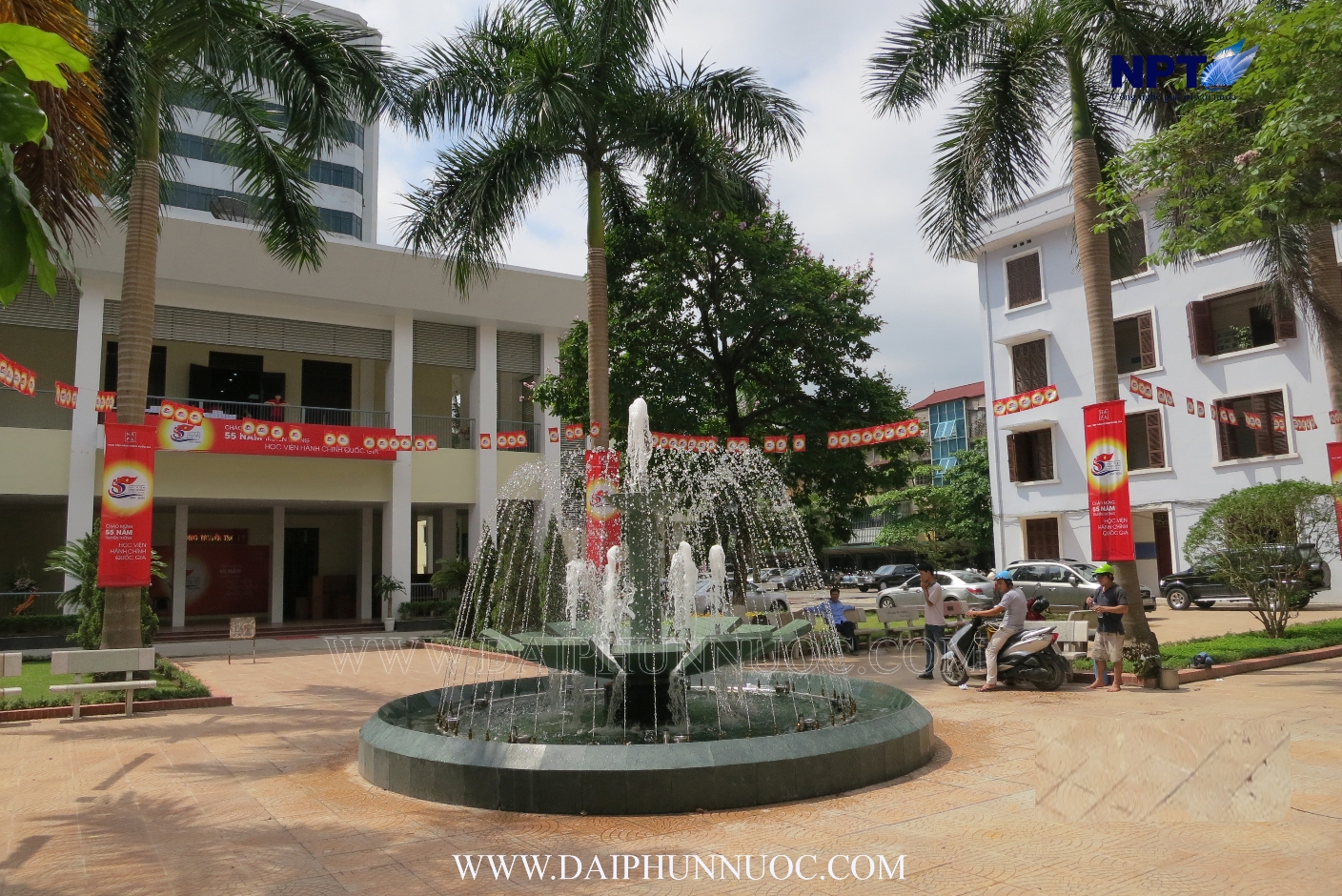 Đài phun nước tại Học viện Hành chính Quốc gia - góc nhìn bên trái