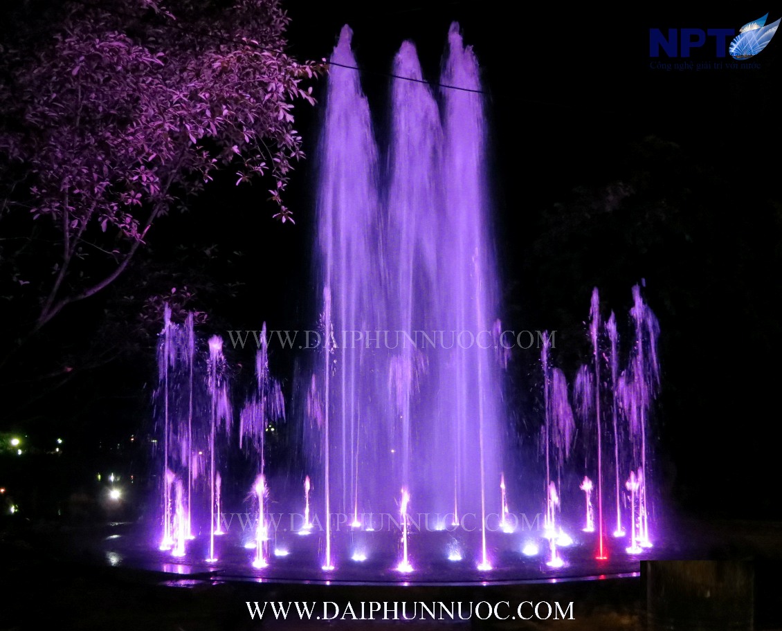 Đài phun nước Tuyên Quang về đêm với LED tím