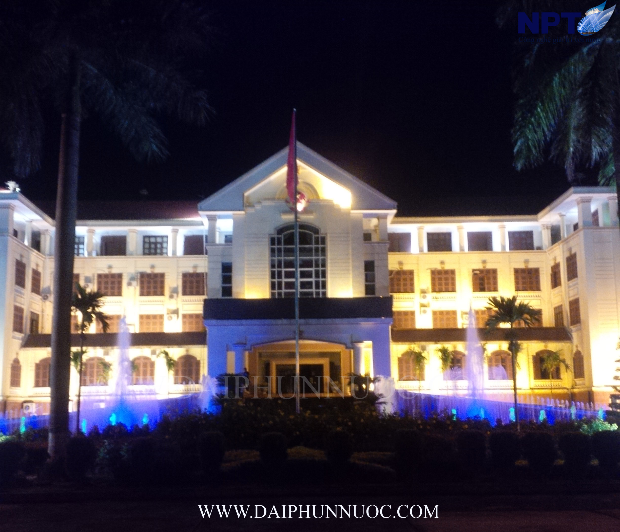 Toàn cảnh UBND TP Bắc Ninh ban đêm và đài phun nước trước sảnh