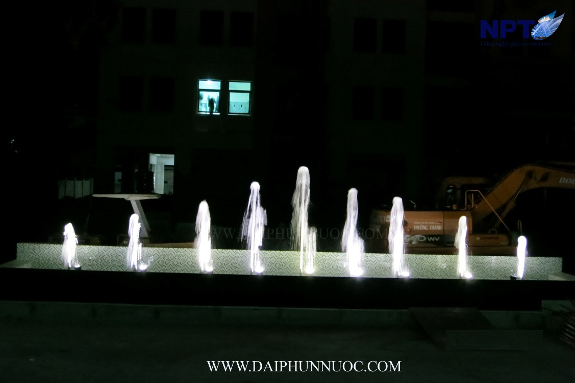 Đài phun nước Nhà làm việc các Ban Đảng A3 ban đêm ánh sáng trắng