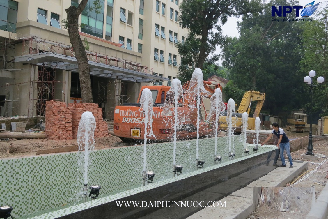 Bể đài phun ốp gạch mosaic xanh trắng tại khuôn viên A3