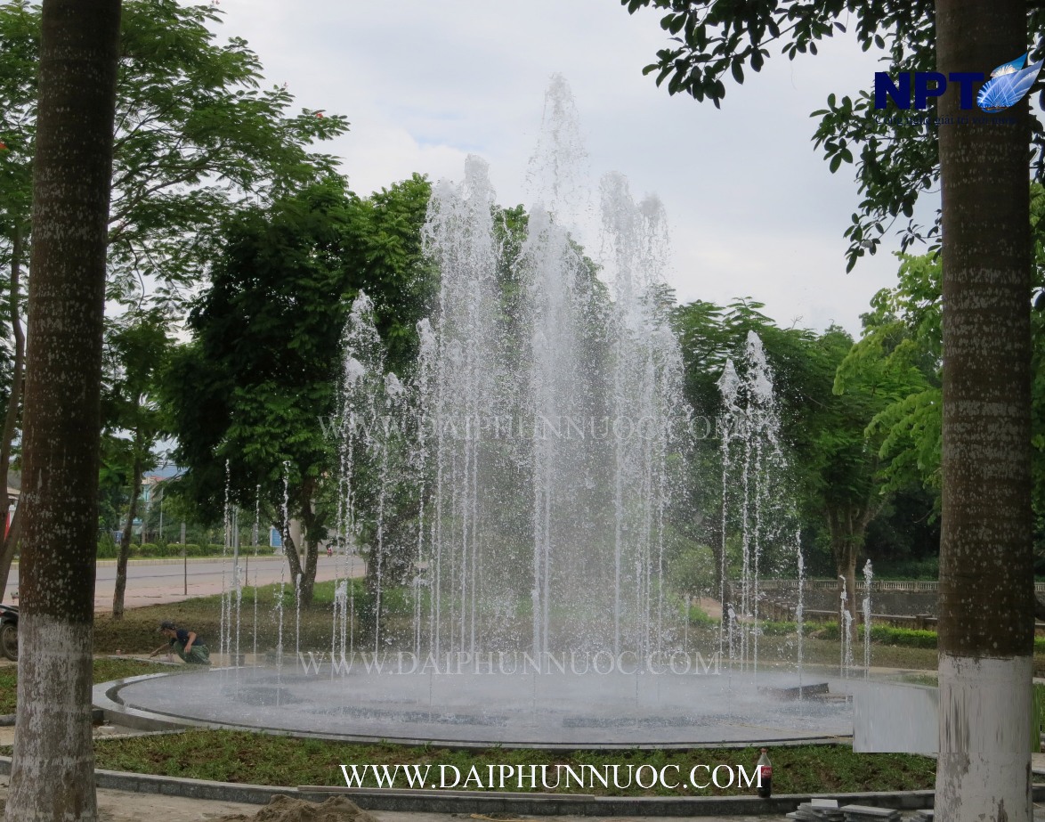 Đài phun nước Tượng đài Tuyên Quang ban ngày