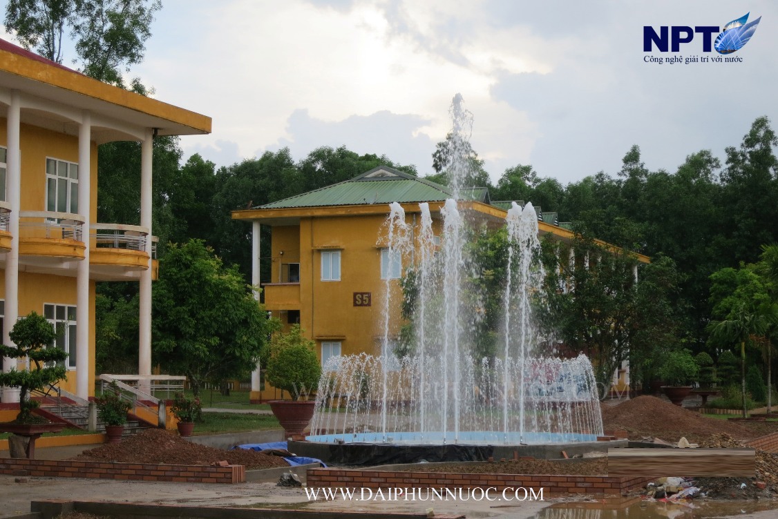 Cận cảnh vòi phun và bố cục vòng tròn tại Trung đoàn 18